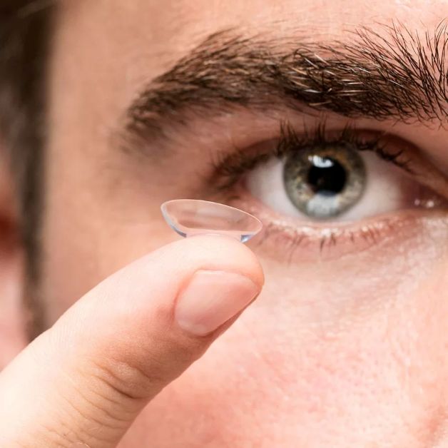 Kính áp tròng nhỏ gọn, tiện lợi hơn các loại kính gọng thông thường