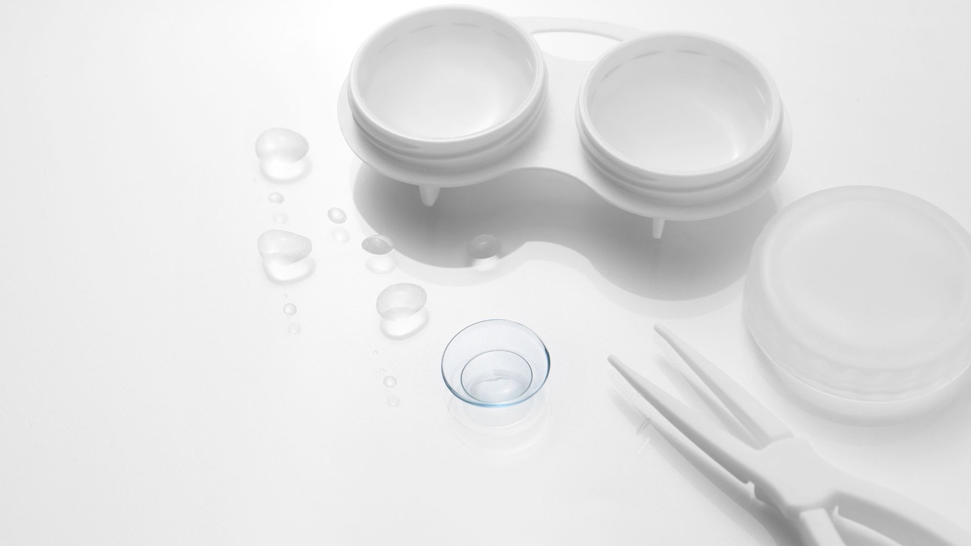 Sử dụng nước ngâm lens không đúng cũng gây ra đỏ mắt