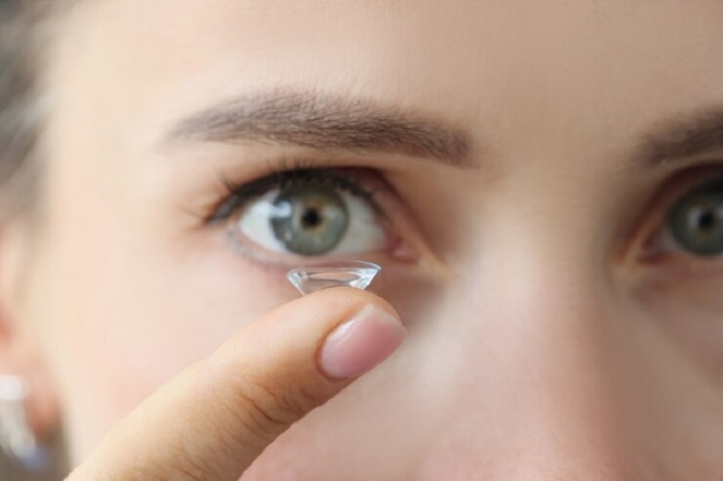 hướng dẫn đeo lens đúng cách