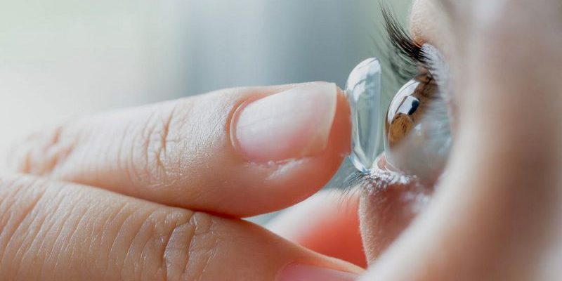 Lựa chọn một đôi lens phù hợp sẽ giúp bạn thoải mái và tự tin hơn